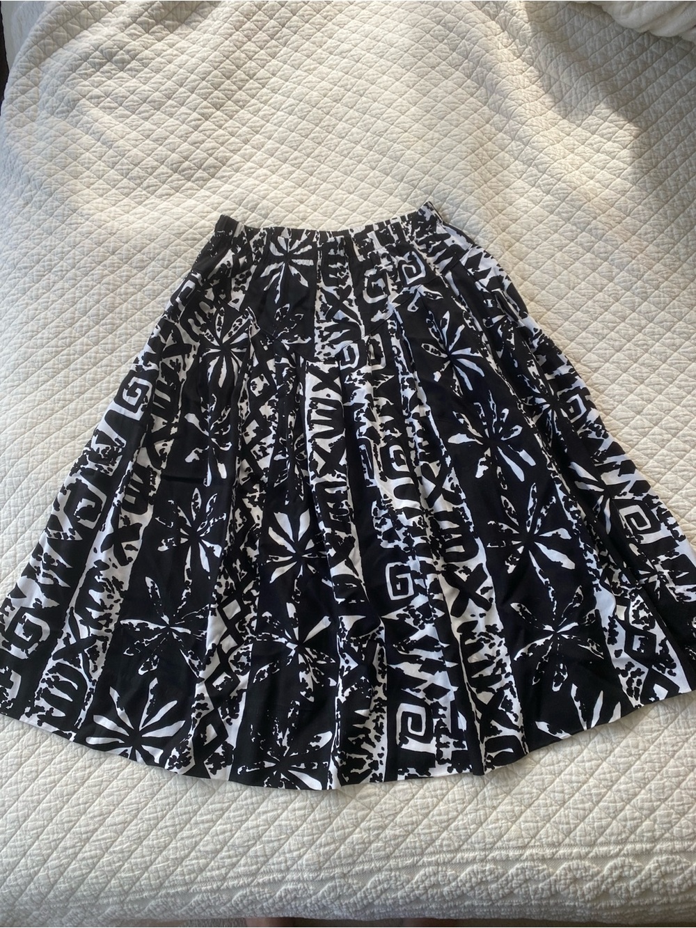 VTG Yoke Drop Waist Black & White A-Line Pleated Midi Skirt Coastal Tribal Small